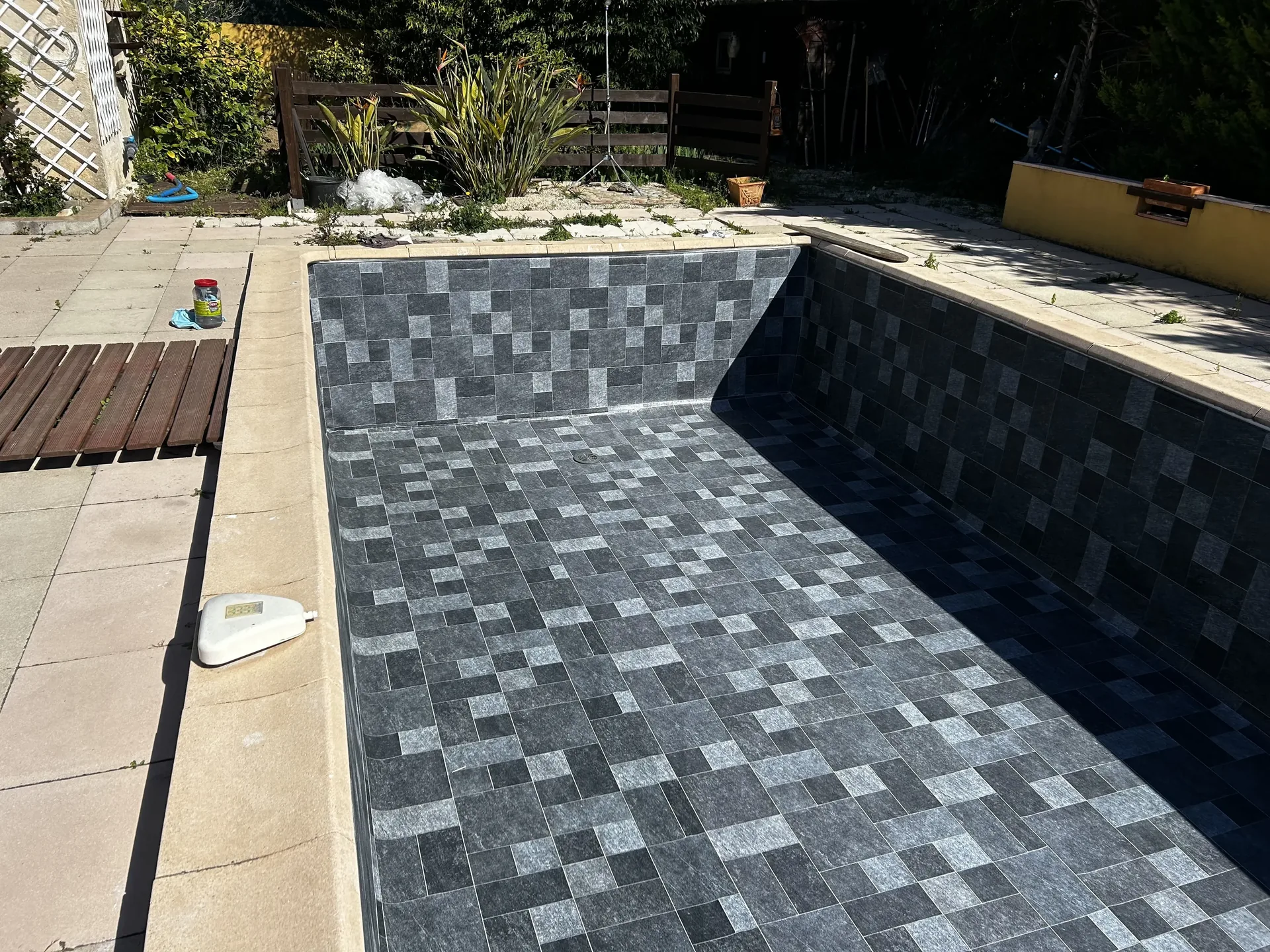 Vue rapprochée du PVC armé 3D Bali anthracite — texture mosaïque, STAFF Piscines