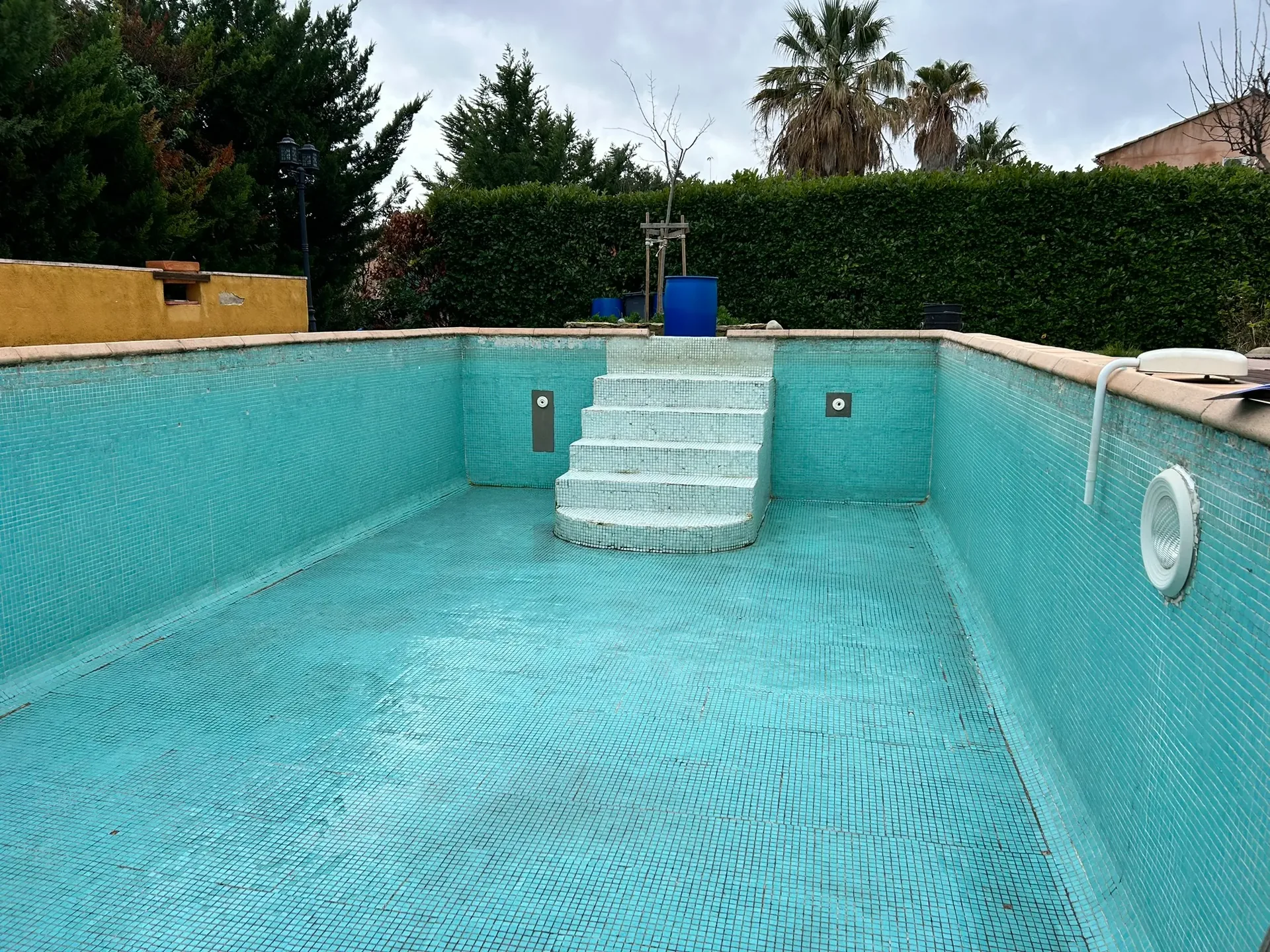 Détail des parois avant pose du PVC armé — STAFF Piscines