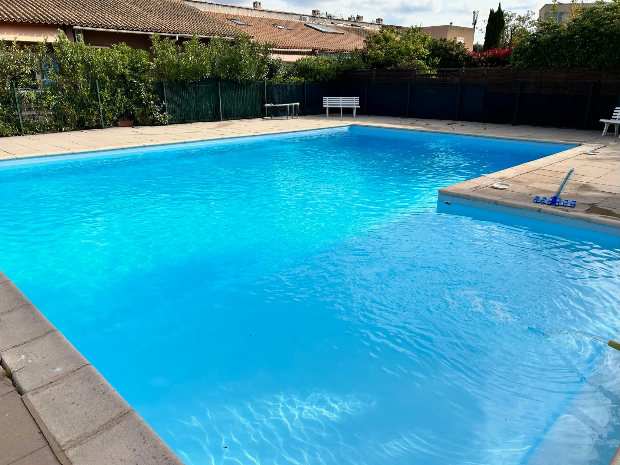 Transformation d'une piscine verte en piscine bleue cristalline après traitement choc et équilibrage — STAFF Piscines